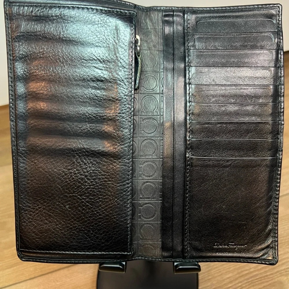 SALVATORE FERRAGAMO Ganchini Leather Wallet in Black